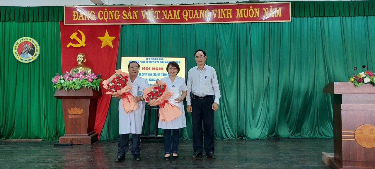 Công bố Quyết định bổ nhiệm BSCKI Trần Thị Hoàng Anh giữ chức Phó Giám đốc Bệnh viện YHCT và PHCN Bình Định